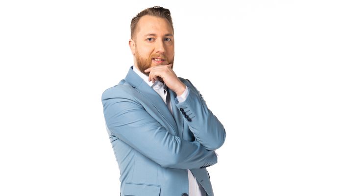 Aleksander Pozvek bo v novi oddaji Vse najboljše novice vsak četrtek gledalcem prinašal zgodbe, ki poudarjajo dobro v ljudeh