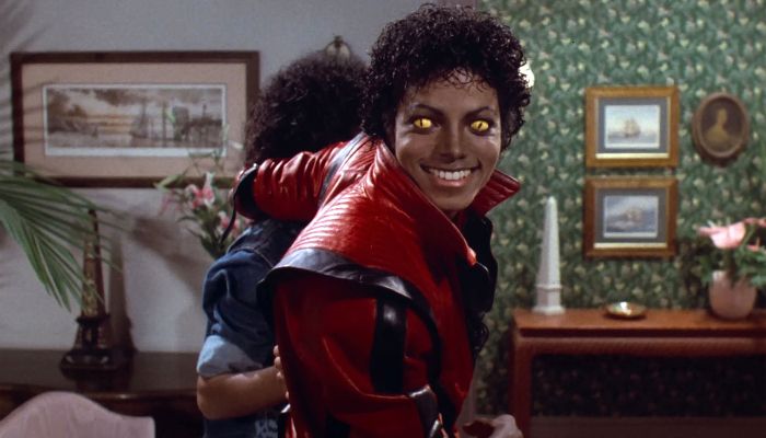 Michael Jackson v znamenitem rdečem suknjiču iz videospota Thriller, ki je leta 1983 spremenil zgodo