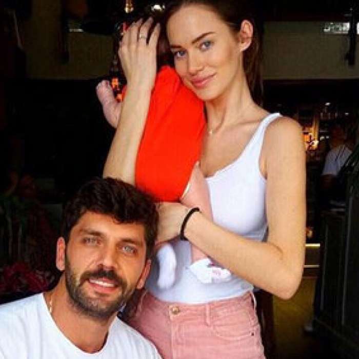 Ali Iz Mame Skrivna Poroka In Rojstvo Hcerke Njena Si