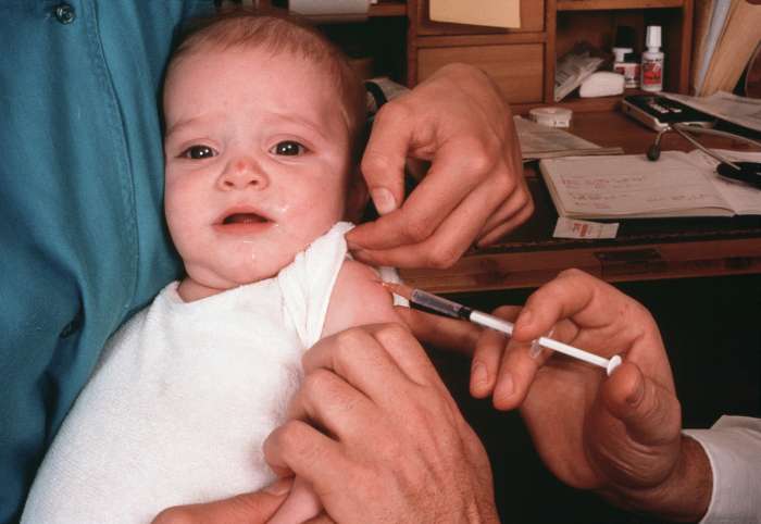 Cepljenju zaupa manj kot polovica mater