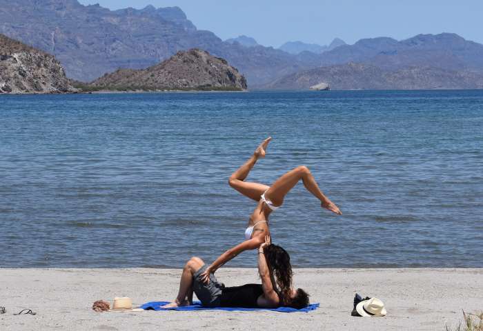 Romantična Nikki in Ian: strastni poljubi in joga na plaži