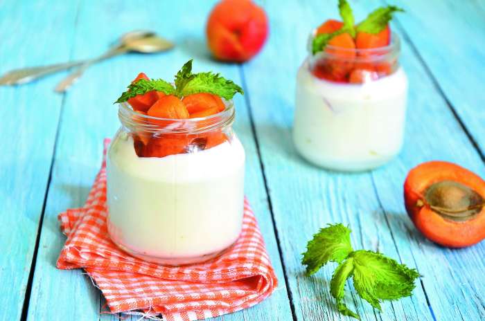Osvežujoče in hladno: jogurtova kupa z marelicami