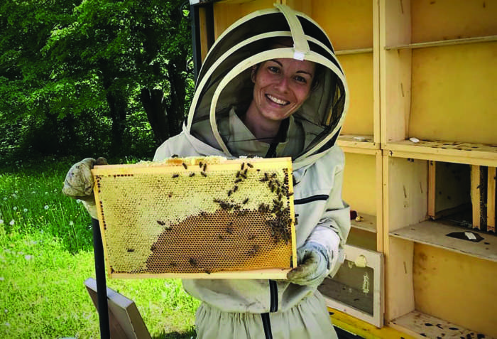 Nika Pengal o zdravljenju s čebelami in čebeljimi pridelki