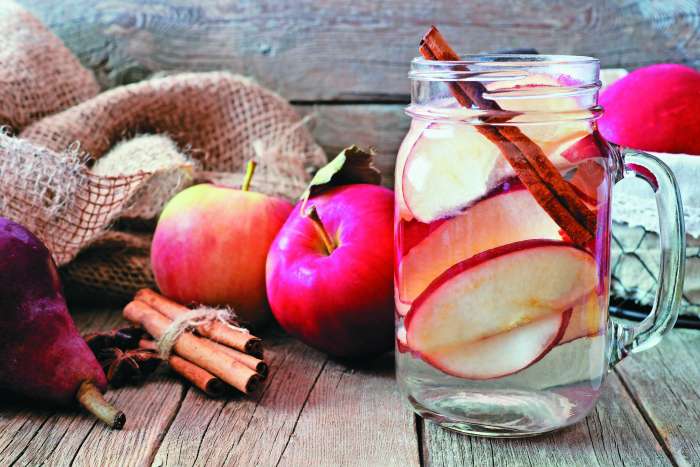 Poletna osvežitev z jabolčno-cimetovo vodo