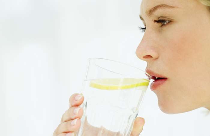 10 prednosti pitja vode z limono