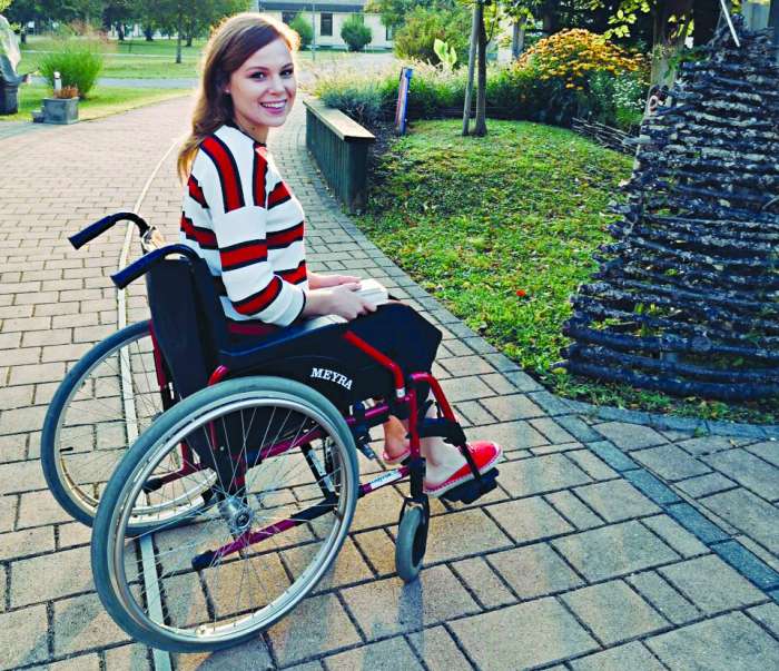 Na invalidskem vozičku: 22-letna slovenska pevka ubrala težjo pot