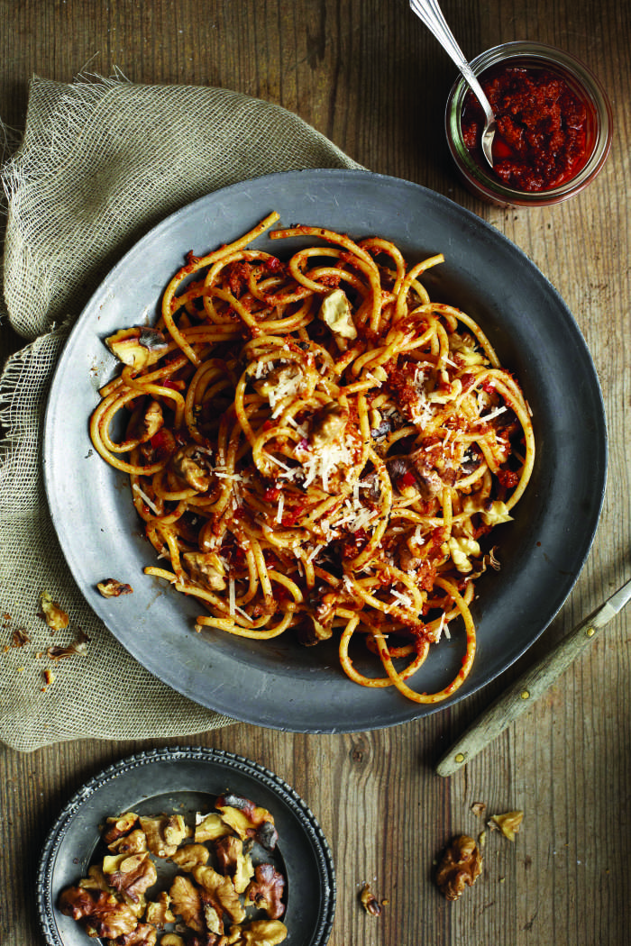 Klasika po novem: pikantni špageti z orehi
