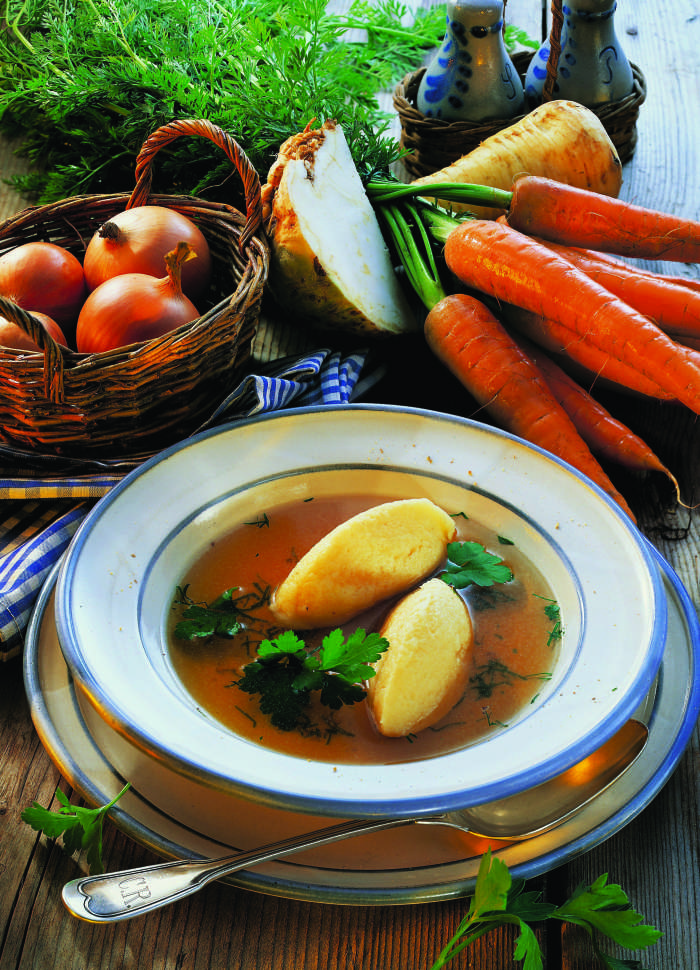 Goveja juha z zdrobovimi žličniki - topel uvod v slavnostno večerjo