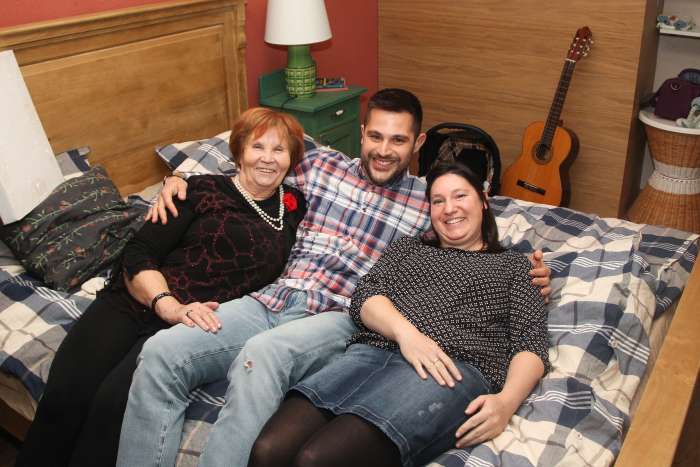 FOTO: V postelji s Tadejem Piškom!