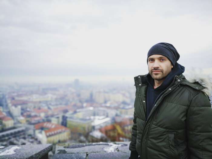 Mlad slovenski voditelj bije bitko za življenje