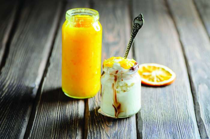 Vaniljeva zmrzlina s pomarančnim prelivom in mandlji