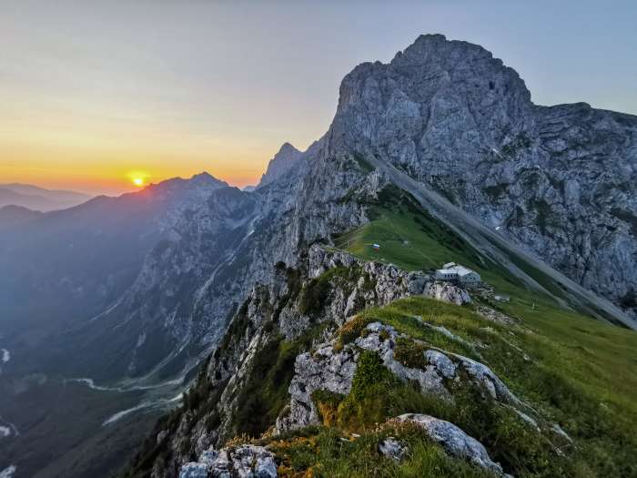 Odkrivamo najboljše foto kotičke Slovenije: Kamniško sedlo, priljubljena pohodniška  destinacija s prekrasnimi razgledi