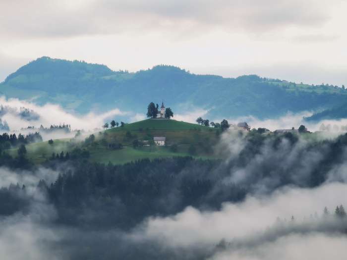 Odkrivamo najboljše foto kotičke Slovenije: Fotogenični in mistični Sv. Tomaž