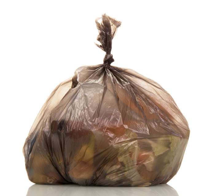 Kaj ne sodi v zabojnik za biološke odpadke (in tudi ne na kompostni kup)