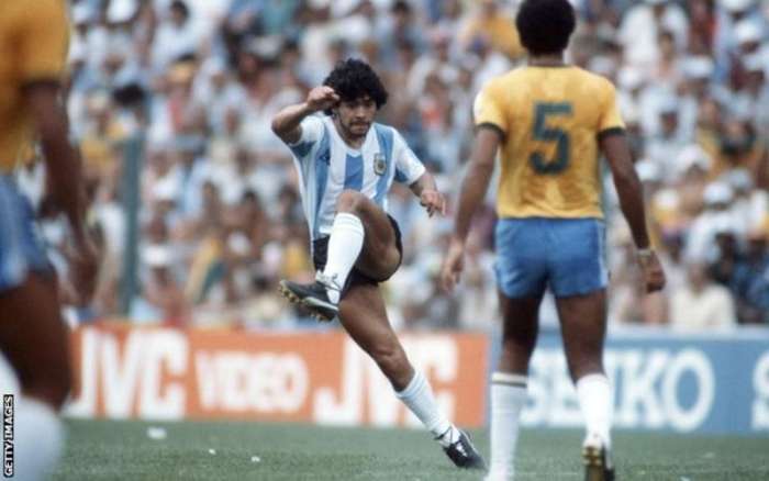 Umrl je Diego Maradona