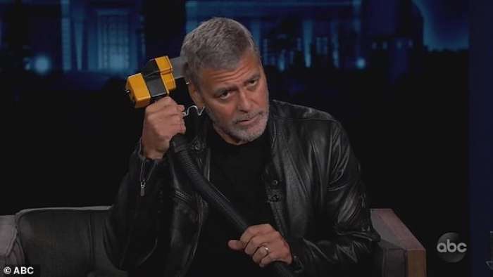 Nikoli ne boste verjeli kako si George Clooney ureja frizuro