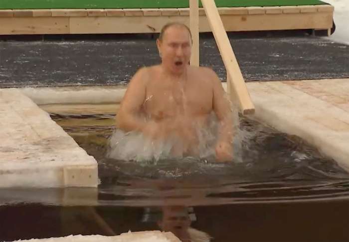 Pogumni Putin se je potopil v ledeno vodo