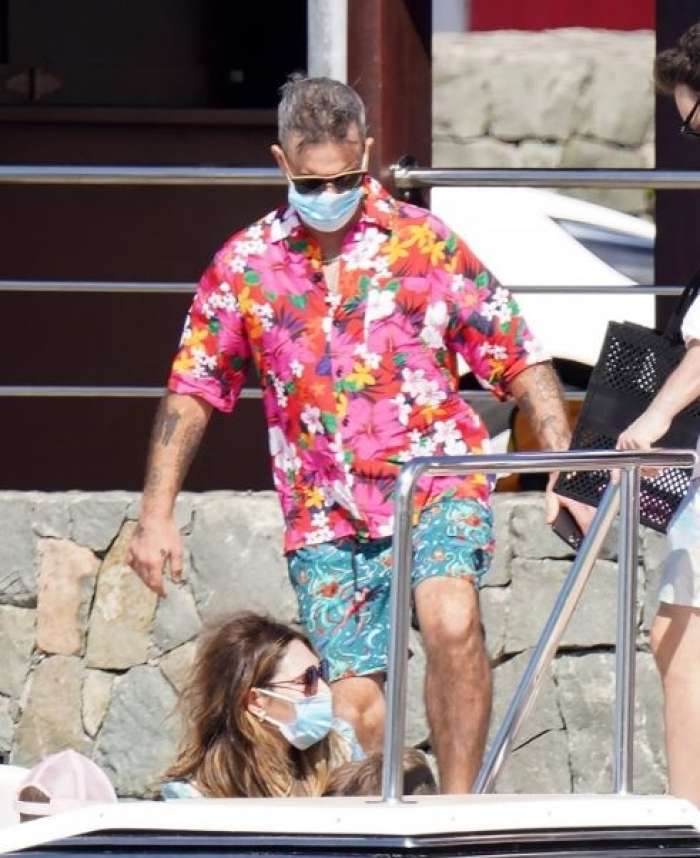Robbie Williams zbolel za korono