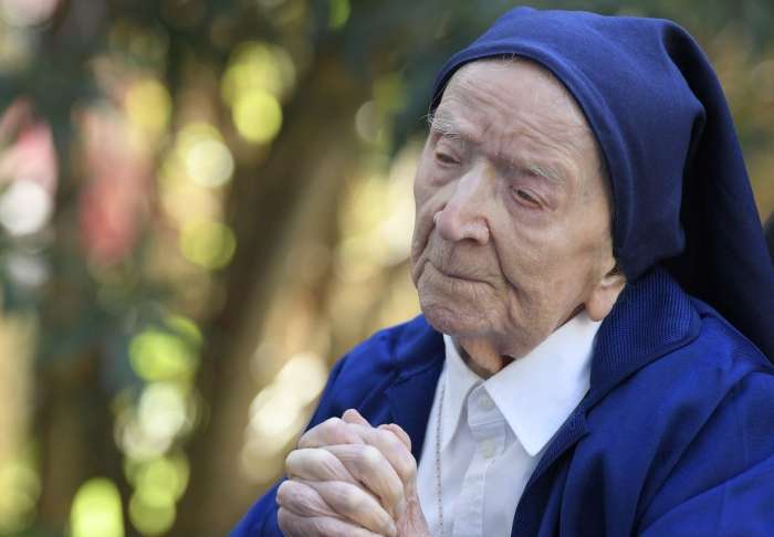 116 let stara francoska nuna prebolela covid-19
