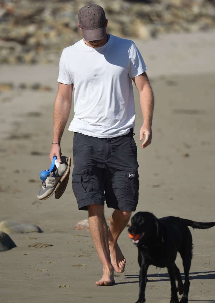 Žalostni princ Harry se je bos sprehajal po plaži