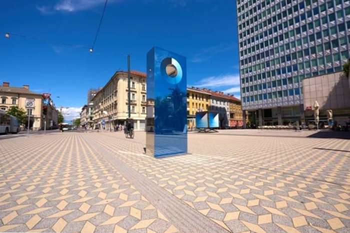 53 odtenkov modre - ali veste, kaj je ta monolit v centru Ljubljane?
