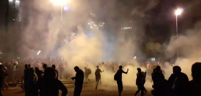 (VIDEO) Policija s solzivcem končala proteste pred parlamentom