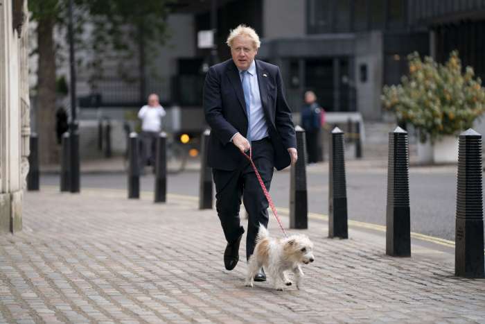 Boris Johnson se po Londonu sam sprehaja s psom