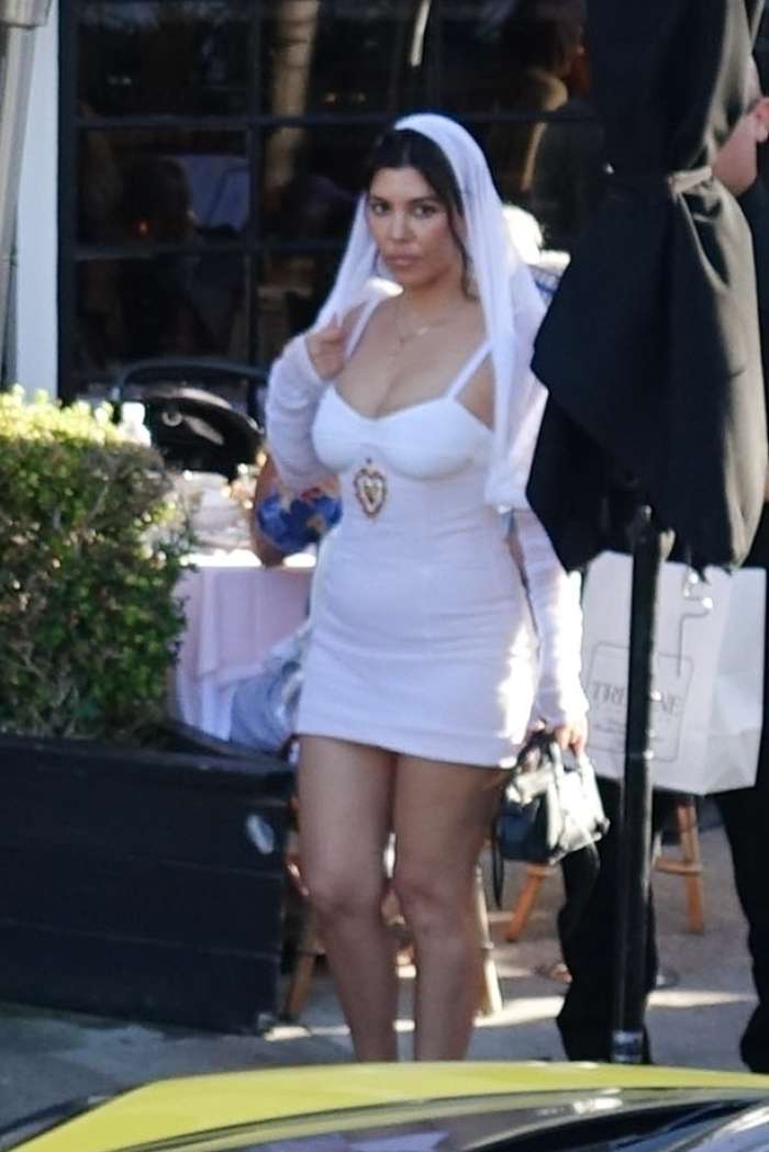 Kourtney Kardashian zdaj tudi zares izrekla usodni da, takšno obleko je nosila