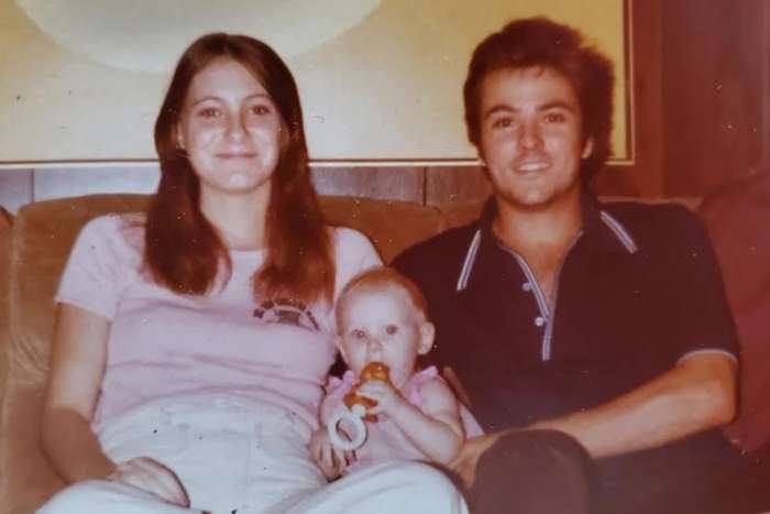 40 let po umoru njenih staršev našli dojenčico Holly