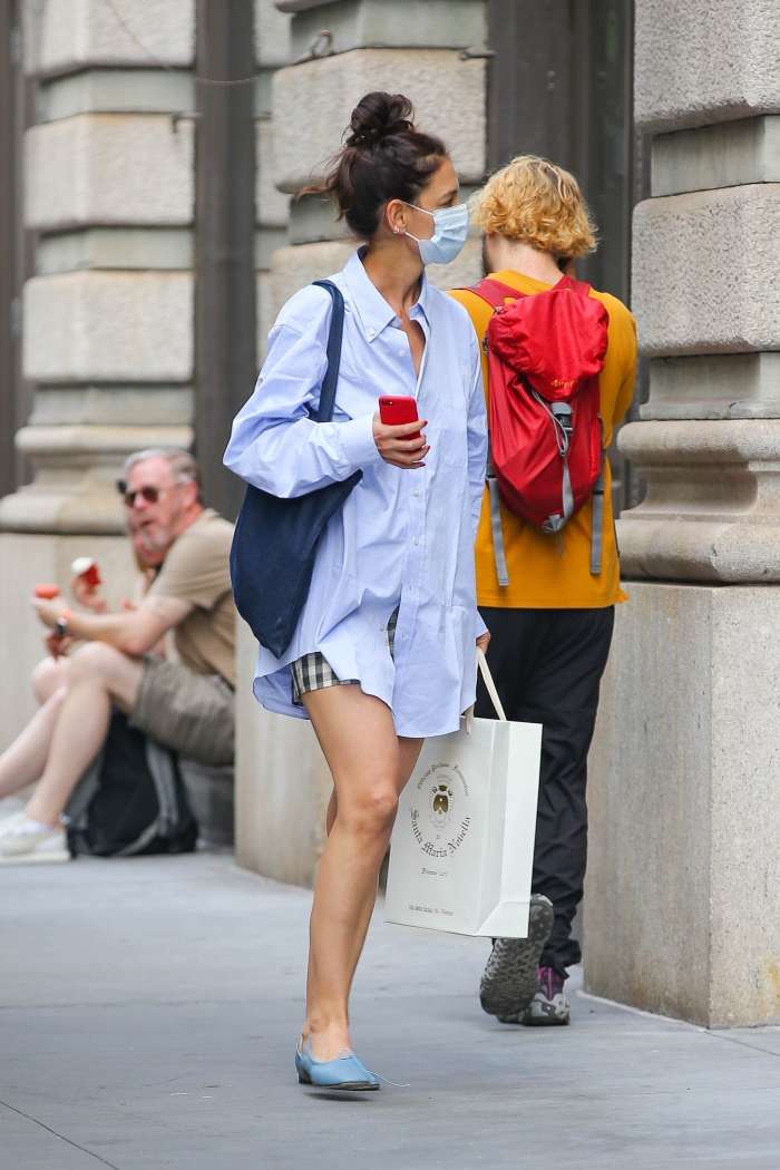 Katie Holmes v teh vročih dneh najraje nosi moške udobne srajce