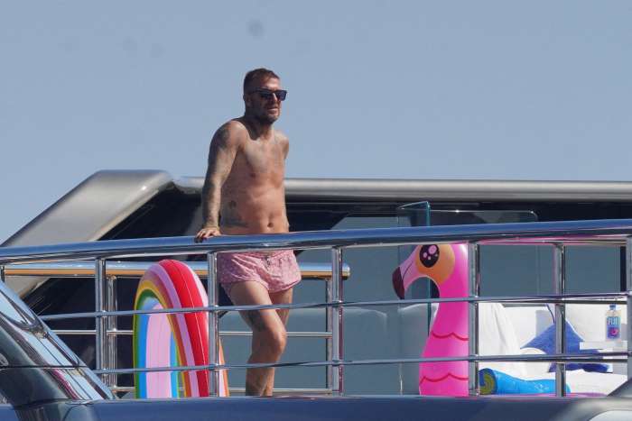 David Beckham uživa na francoski obali in kaže sanjsko podobo