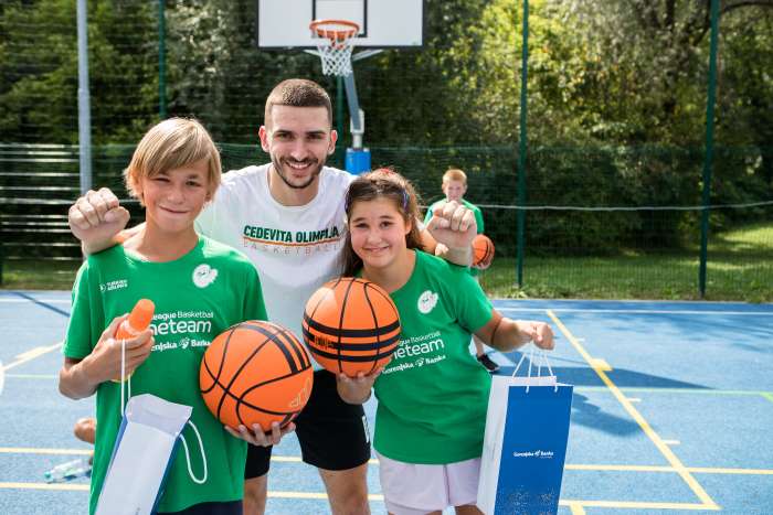 Košarkaši risali nasmehe otrokom iz socialno šibkejših okolij