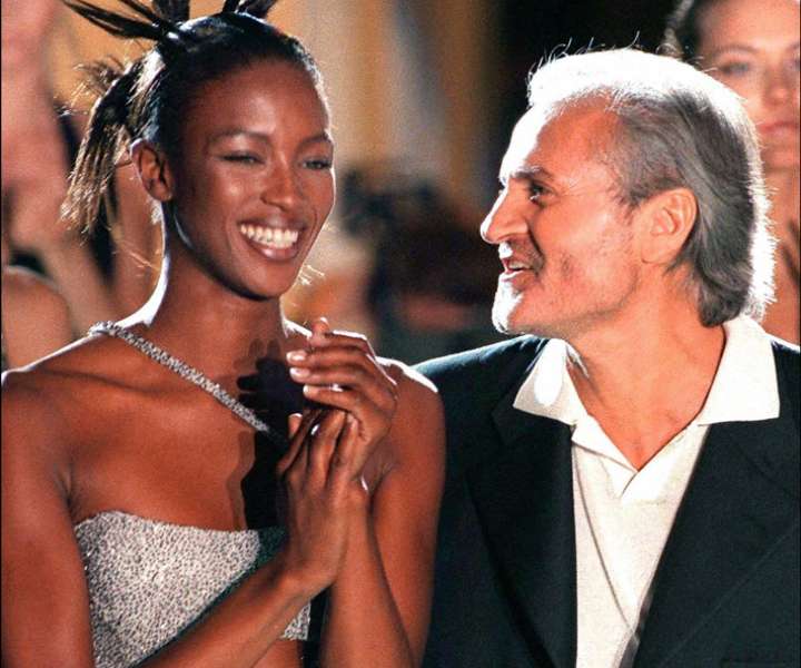 Naomi in ubiti oblikovalec Gianni Versace leta 1997, ko je bila njegova muza.