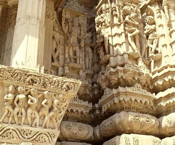 Prizori plesalk in likov bogov in boginj, ki plešejo med dekoriranimi ornamentalnimi stebri in vzorčastimi stropi.