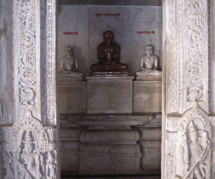 Džainski templji. V kompleksu 22 svetišč Kadžuraha so enkratni primerki verske harmonije in duha sprave.