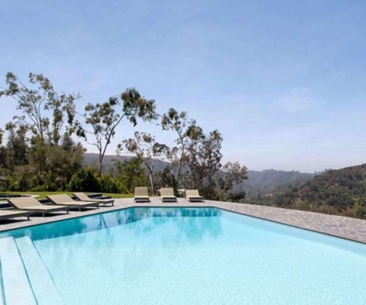 Takole ogromen je bazen vile na Beverly Hillsu, ki ga je glasbenik John Mayer letos spomladi za dobrih trinajst milijonov dolarjev kupil od pevca skupine Maroon 5 Adama Levina.