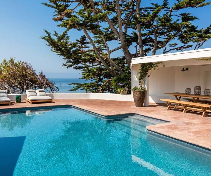 Cindy Crawford in Rande Gerber sta pravkar prodala svojo 45 milijonov dolarjev vredno hišo v Malibuju s pripadajočim bazenom. Kdo se bo zdaj namakal v njunem prelepem bazenu, še ni znano.
