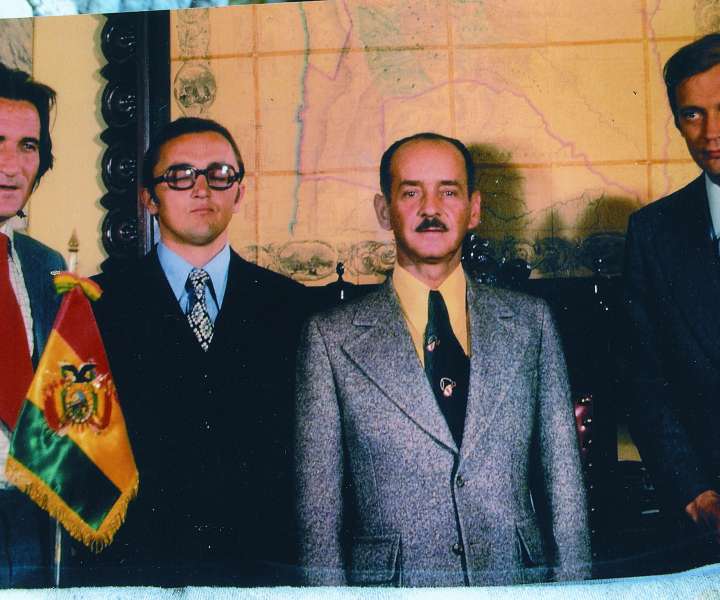 Tone je zaradi znanja tujih jezikov veliko potoval po svetu. Od leve proti desni: snemalec Joco Žnidaršič, Tone, diktator Bolivije Hugo Banzer ter Blaž Lavrič, tedanji direktor radia.