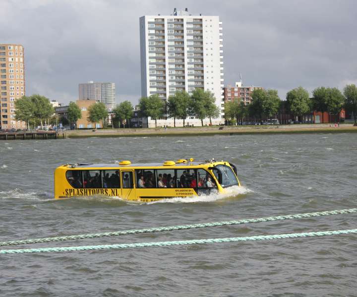 Vodni avtobus na reki Maas v središču Rotterdama.