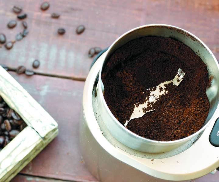 Mlinčki za kavo se po daljši uporabi obarvajo rjavo.