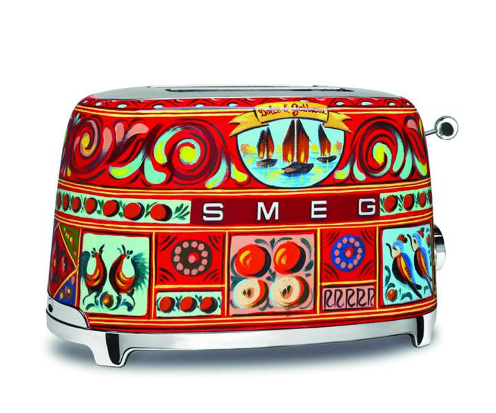Podjetje Smeg je v sodelovanju z oblikovalskim dvojcem Dolce & Gabbana poskrbelo za to, da mali gospodinjski aparati niso več dolgočasni. (designbotschaft.com)