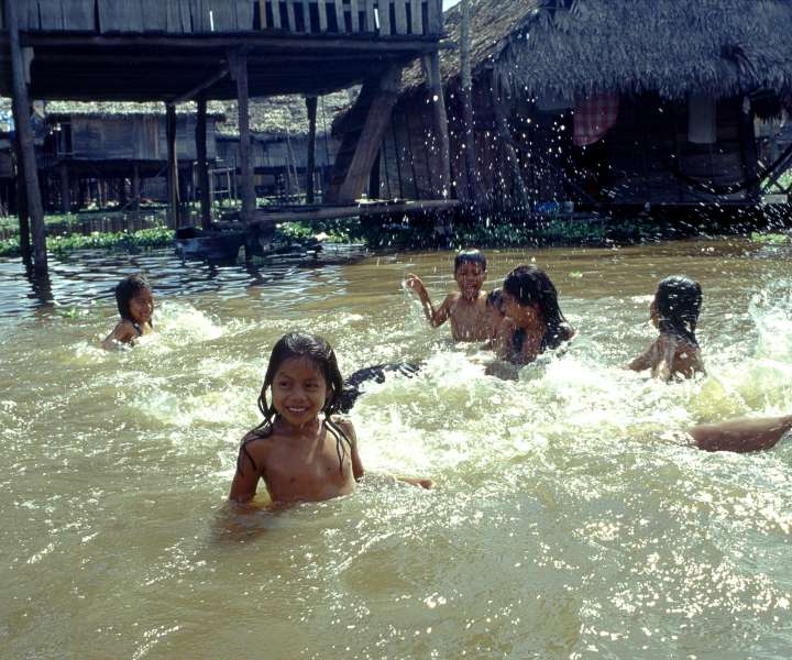 Ko poplavlja reka, imajo otroci največ veselja.