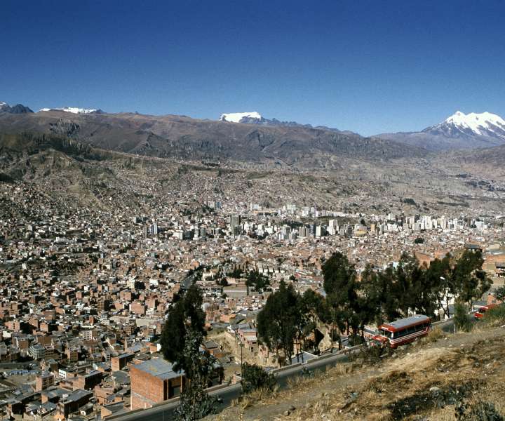 Mesto La Paz leži sredi pet kilometrov širokega kanjona, v ozadju je zasnežen triglavi šesttisočak Illimani, najvišji vrh Cordillere Real (Kraljevske verige).