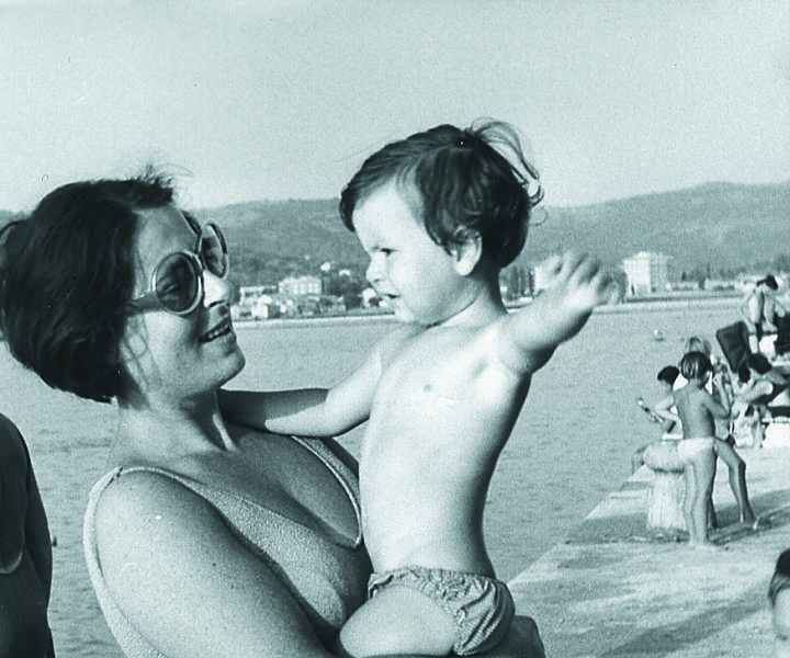 Maja s sinom Jernejem na morju.