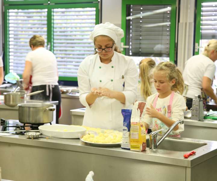 Pomoč pridnih rok dijakov je prišla prav, da so se tekmovaci boljše znašli v »neznani« kuhinji.
