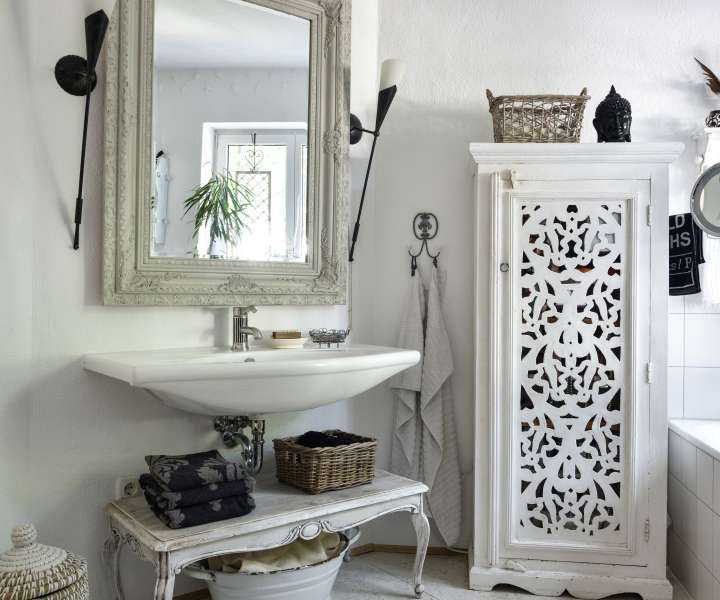 Tudi kopalnica je lahko zelo minimalistično opremljena, hkrati pa prepoznavna po svojem stilu.