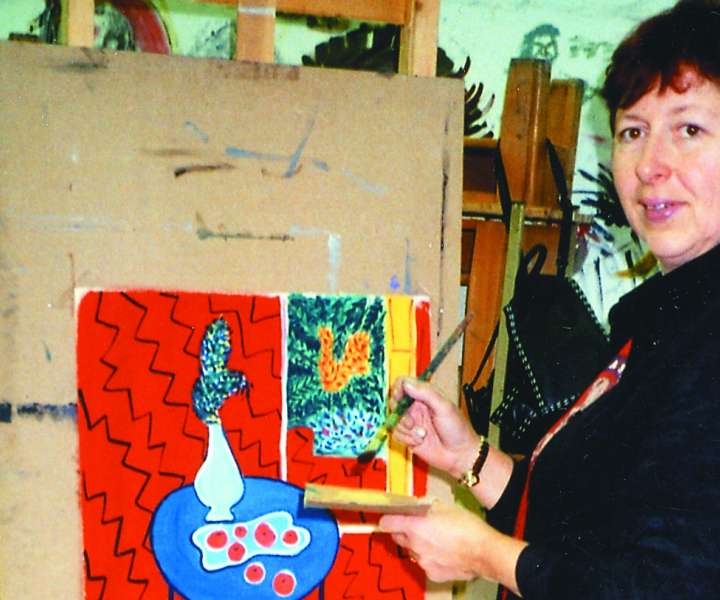 Pri šestinštiridesetih se je znova vpisala na fakulteto in dve leti pozneje postala profesorica likovne umetnosti.