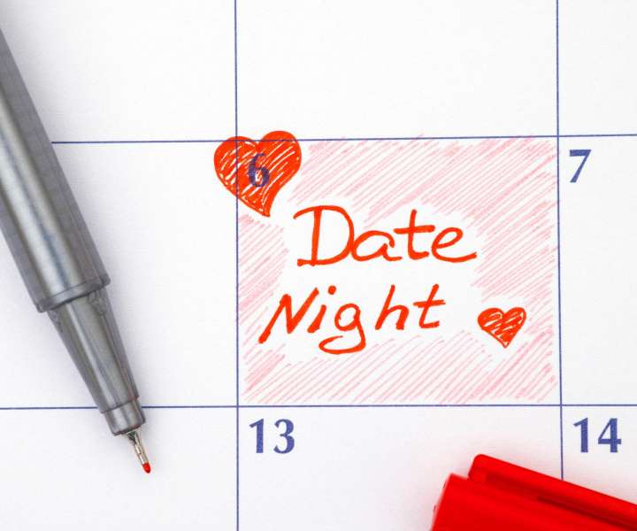 Če ne gre drugače, si večer za zmenek vnesite v koledar.