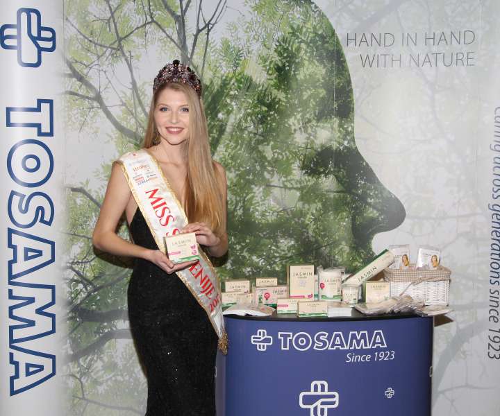 Maja Zupan, miss Slovenije 2017, obraz blagovne znamke Jasmin nature,  je Tosamine izdelke predstavila tudi nekaterim obiskovalcem koncerta.