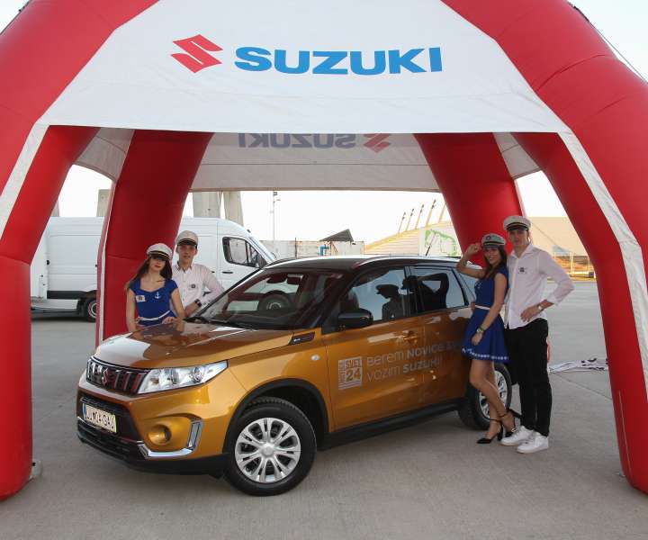 Suzuki Vitara 4x4 je pred dvorano Stožice čakala na svojega novega lastnika.